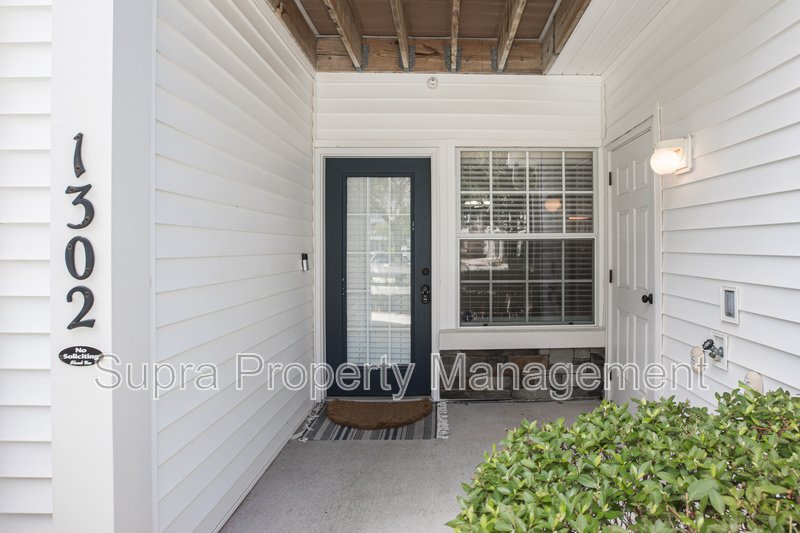Adorable updated 1st floor condo property image