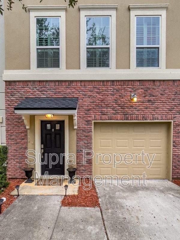 Beautiful 3 story townhome in St Johns Town center area property image